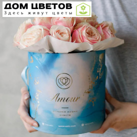 Букет в голубой шляпной коробке Amour Mini из 17 пионовидных роз Swan Grace