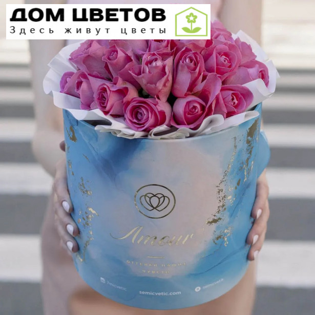 Букет в голубой шляпной коробке Amour Mini из 31 розовой розы (Кения)