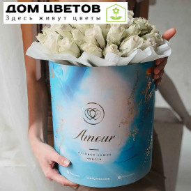 Букет в голубой шляпной коробке Amour из 51 белой розы (Кения)