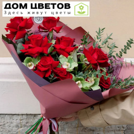 Букет из красной розы и орхидеи в упаковке