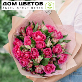 15 розовых роз (Кения) и 7 розовых альстромерий в упаковке