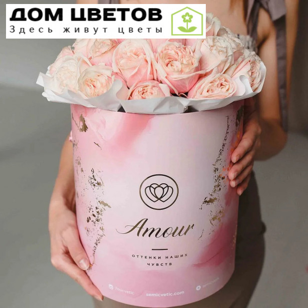 Букет в розовой шляпной коробке Amour из 35 нежно-розовых пионовидных роз Swan Grace