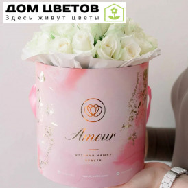 Букет в розовой шляпной коробке Amour Mini из 31 белой розы (Кения)