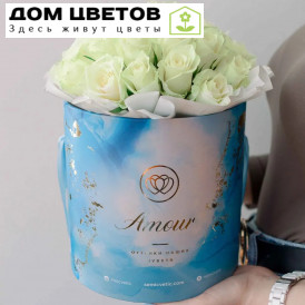 Букет в голубой шляпной коробке Amour Mini из 31 белой розы (Кения)