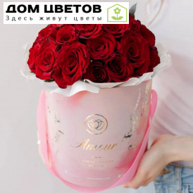 Букет в розовой шляпной коробке Amour Mini из 29 красных с темной каймой роз (Россия)