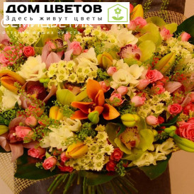Букет из лилии, розы кустовой, фрезии и орхидеи в упаковке