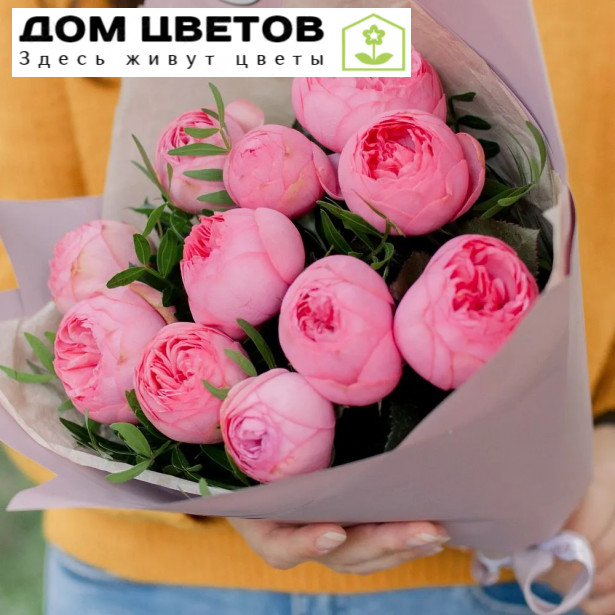 Букет из 11 ярко-розовых одноголовых пионовидных роз Pink Piano 40 см с фисташкой