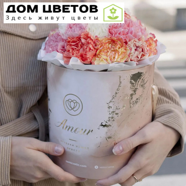 Букет в бежевой шляпной коробке Amour Mini из 25 гвоздик микс