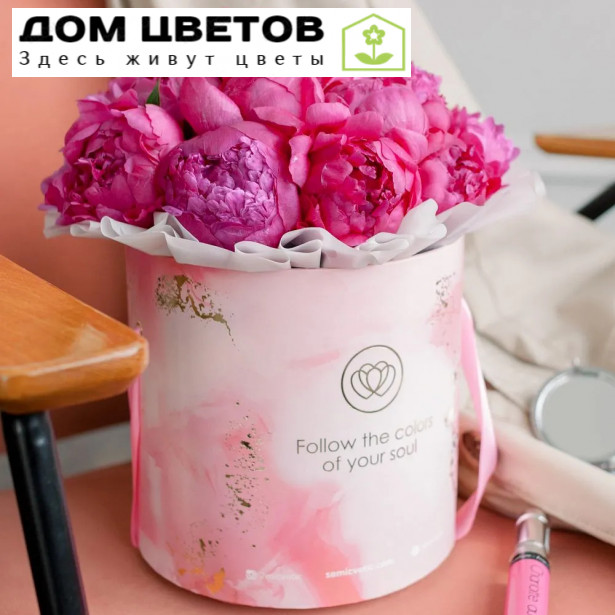 Букет в розовой шляпной коробке Amour Mini из 21 ярко-розового пиона Standart Plus