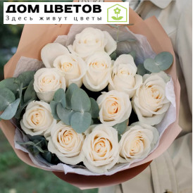 11 белых роз (Эквадор) 50 см Vendela с эвкалиптом в упаковке