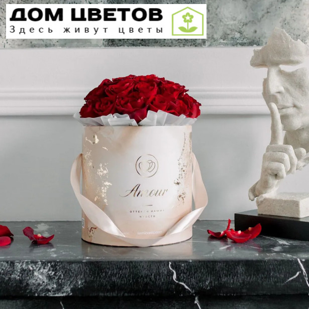 Букет в бежевой шляпной коробке Amour Mini из 29 красных с темной каймой роз (Россия)