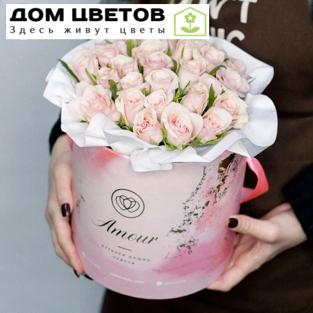 Букет в розовой шляпной коробке Amour Mini из 31 нежно-розовой розы (Кения)