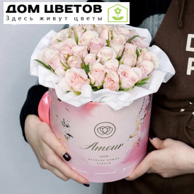 Букет в розовой шляпной коробке Amour Mini из 31 нежно-розовой розы (Кения)