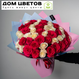 Букет из 51 красной и белой розы 50 см