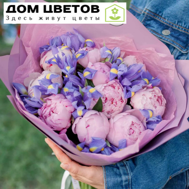 Букет из 10 розовых пионов Premium и 15 синих ирисов