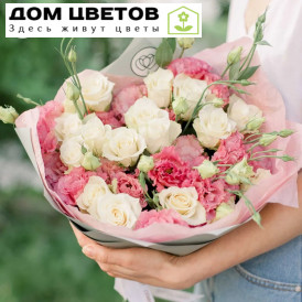 Букет из 15 белых роз (Кения) и 7 розовых лизиантусов