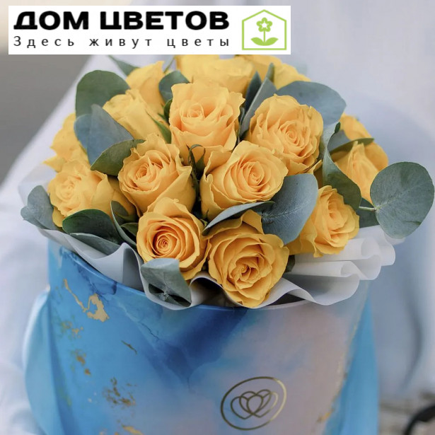 Букет в голубой шляпной коробке Amour Mini из 21 желтой розы (Кения) с эвкалиптом