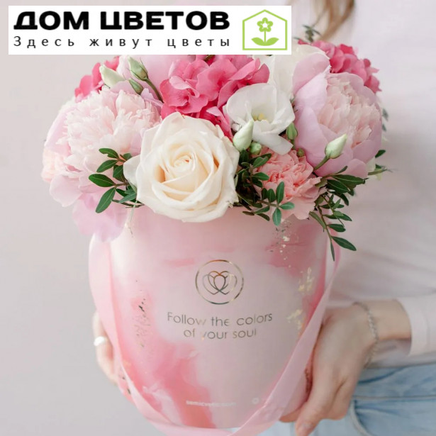 Букет в розовой шляпной коробке Amour Mini из розы, пионов и гвоздики