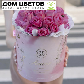 Букет в розовой шляпной коробке Amour Mini из 31 розовой розы (Кения)