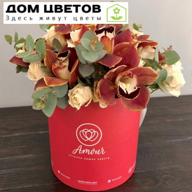 Орхидеи и кустовые розы в красной коробке Mini