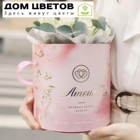 Букет в розовой шляпной коробке Amour Mini из 21 белой розы (Кения) с эвкалиптом