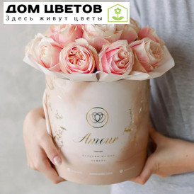 Букет в бежевой шляпной коробке Amour Mini из 17 нежно-розовых пионовидных роз Swan Grace