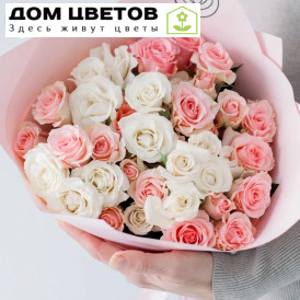 Букет из 15 белых и розовых кустовых роз микс 40 см (Эквадор)