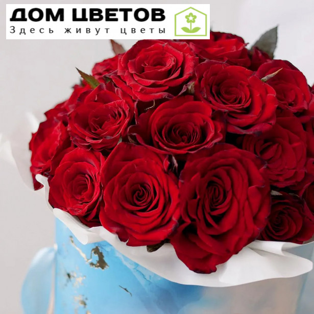 Букет в голубой шляпной коробке Amour Mini из 29 красных с темной каймой роз (Россия)