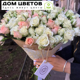 Букет из 51 кустовой бело-кремовой розы 40 см