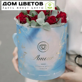 Букет в голубой шляпной коробке Amour Mini из 21 красной розы (Кения) с эвкалиптом