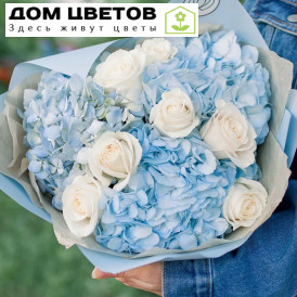 Букет из 3 голубых гортензий и 7 белых роз Vendela 50 см