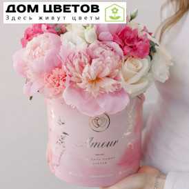 Букет в розовой шляпной коробке Amour Mini из розы, пионов и гвоздики