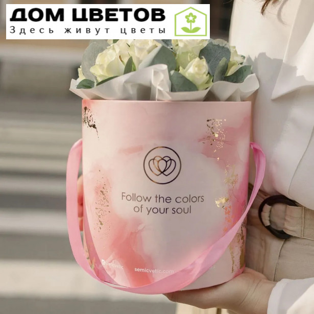 Букет в розовой шляпной коробке Amour Mini из 21 белой розы (Кения) с эвкалиптом