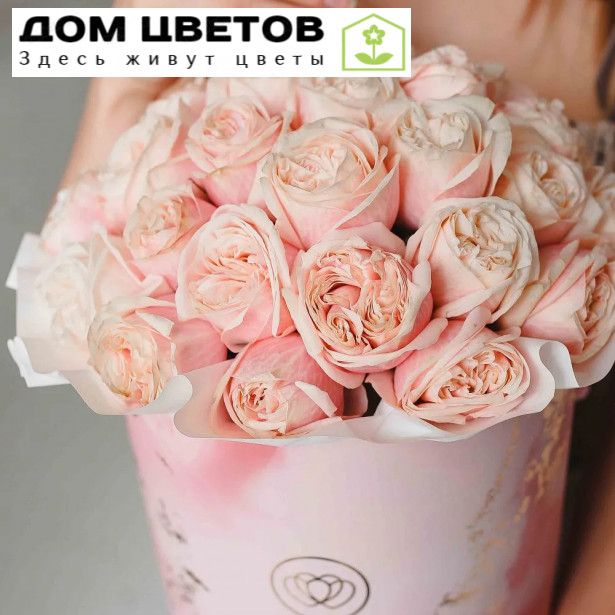 Букет в розовой шляпной коробке Amour из 35 нежно-розовых пионовидных роз Swan Grace