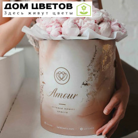 Букет в бежевой шляпной коробке Amour из 51 розового пиона Standart Plus