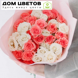 Букет из 11 белых и розовых кустовых роз микс 40 см (Эквадор)