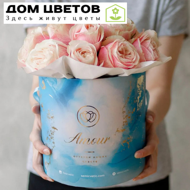 Букет в голубой шляпной коробке Amour Mini из 17 пионовидных роз Swan Grace