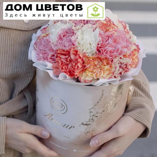 Букет в бежевой шляпной коробке Amour Mini из 25 гвоздик микс