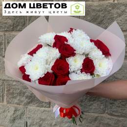 Букет из 4 белых кустовых хризантем и 13 красных роз (Эквадор)