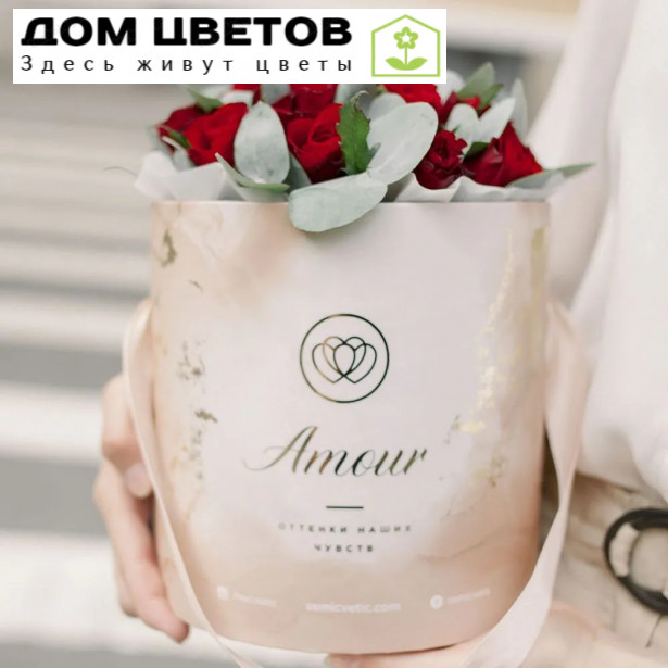 Букет в бежевой шляпной коробке Amour Mini из 21 красной розы (Кения) с эвкалиптом