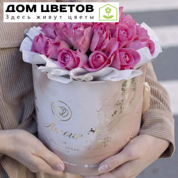 Букет в бежевой шляпной коробке Amour Mini из 31 розовой розы (Кения)