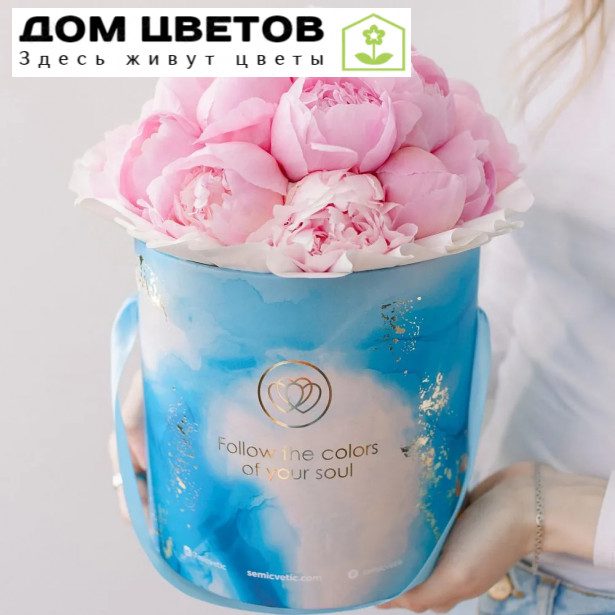 Букет в голубой шляпной коробке Amour Mini из 21 розового пиона Standart Plus