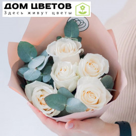 5 белых роз (Эквадор) 50 см Vendela с эвкалиптом в упаковке