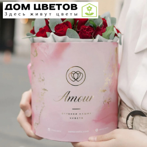 Букет в розовой шляпной коробке Amour Mini из 21 красной розы (Кения) с эвкалиптом