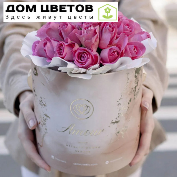 Букет в бежевой шляпной коробке Amour Mini из 31 розовой розы (Кения)