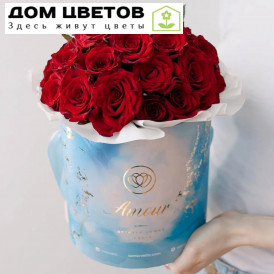 Букет в голубой шляпной коробке Amour Mini из 29 красных с темной каймой роз (Россия)