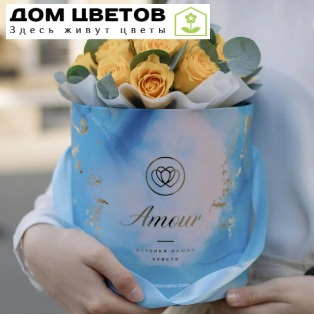 Букет в голубой шляпной коробке Amour Mini из 21 желтой розы (Кения) с эвкалиптом