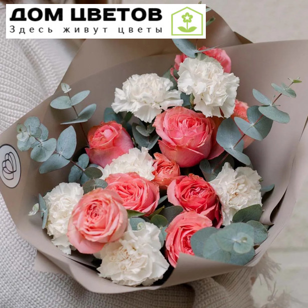 Букет из 9 пионовидных роз Wild Love с гвоздикой и эвкалиптом в розовой пленке