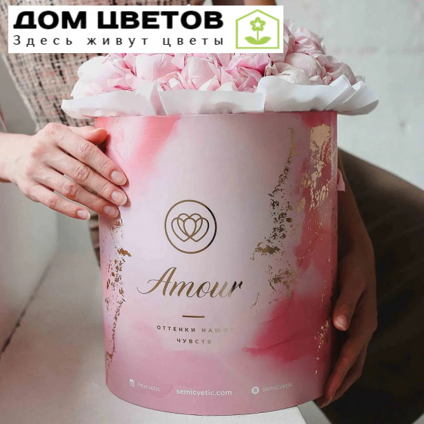 Букет в розовой шляпной коробке Amour из 51 розового пиона Standart Plus