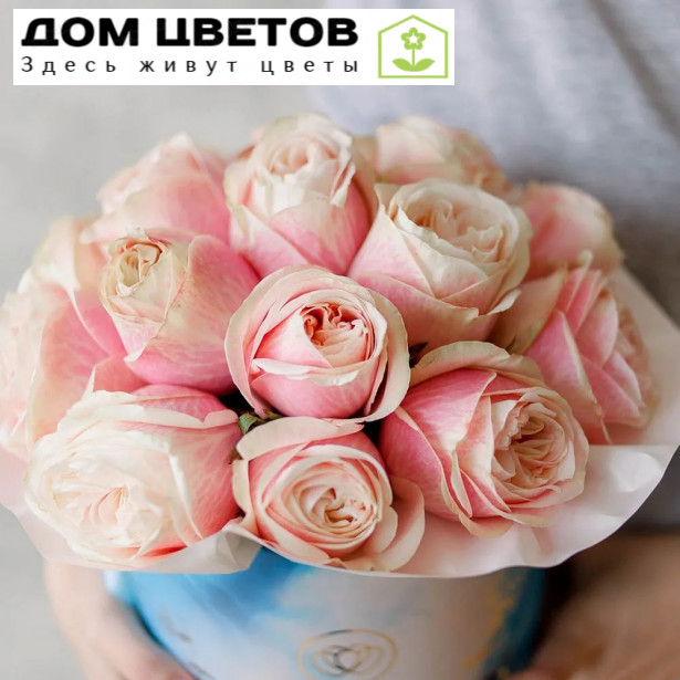 Букет в голубой шляпной коробке Amour Mini из 17 пионовидных роз Swan Grace